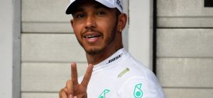 Lewis Hamilton már versenyezne