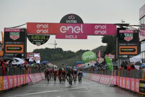 Kiengedték a Giro-n hatalmasat bukó kerékpárost a kórházból